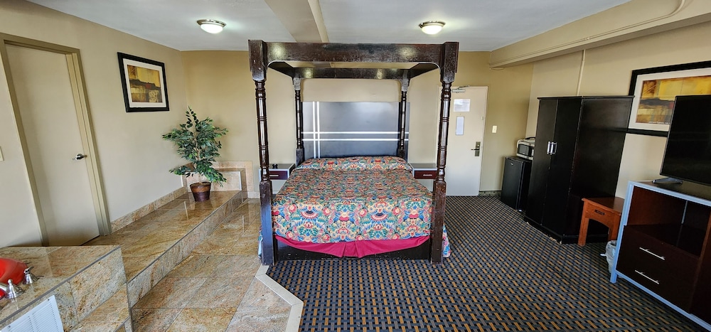 Townhouse Inn &amp; Suites 3/25