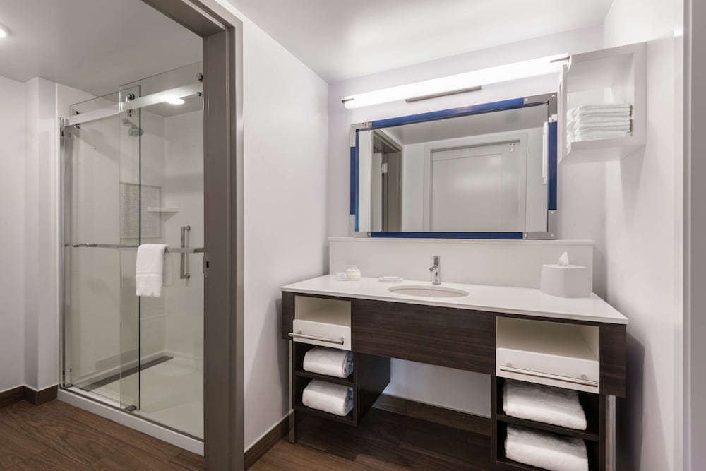 Hampton Inn and Suites Fort Wayne Downtown 11/53