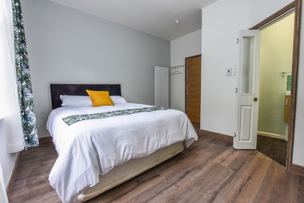 STANDARD, DOUBLE BED, SHARED BATHROOM