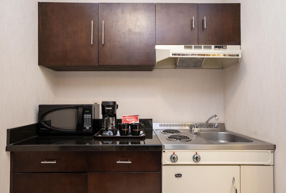 استوديو بسرير كينج مع أريكة بمطبخ صغير، Sandman Hotel Revelstoke 4/4