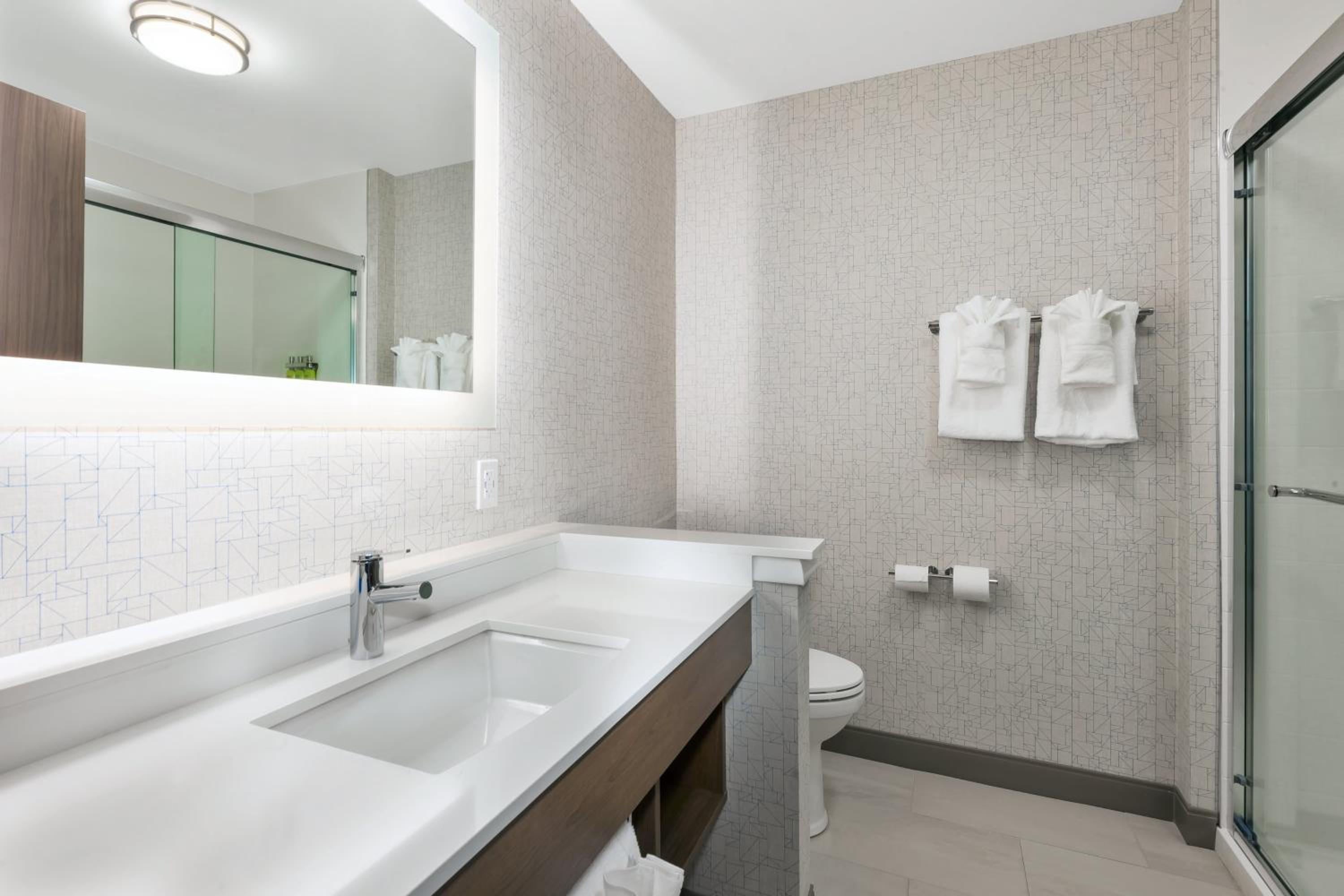 غرفة قياسية بسرير كوين مع أريكة، Holiday Inn Express Suites Grand Rapids Airport South 7/9