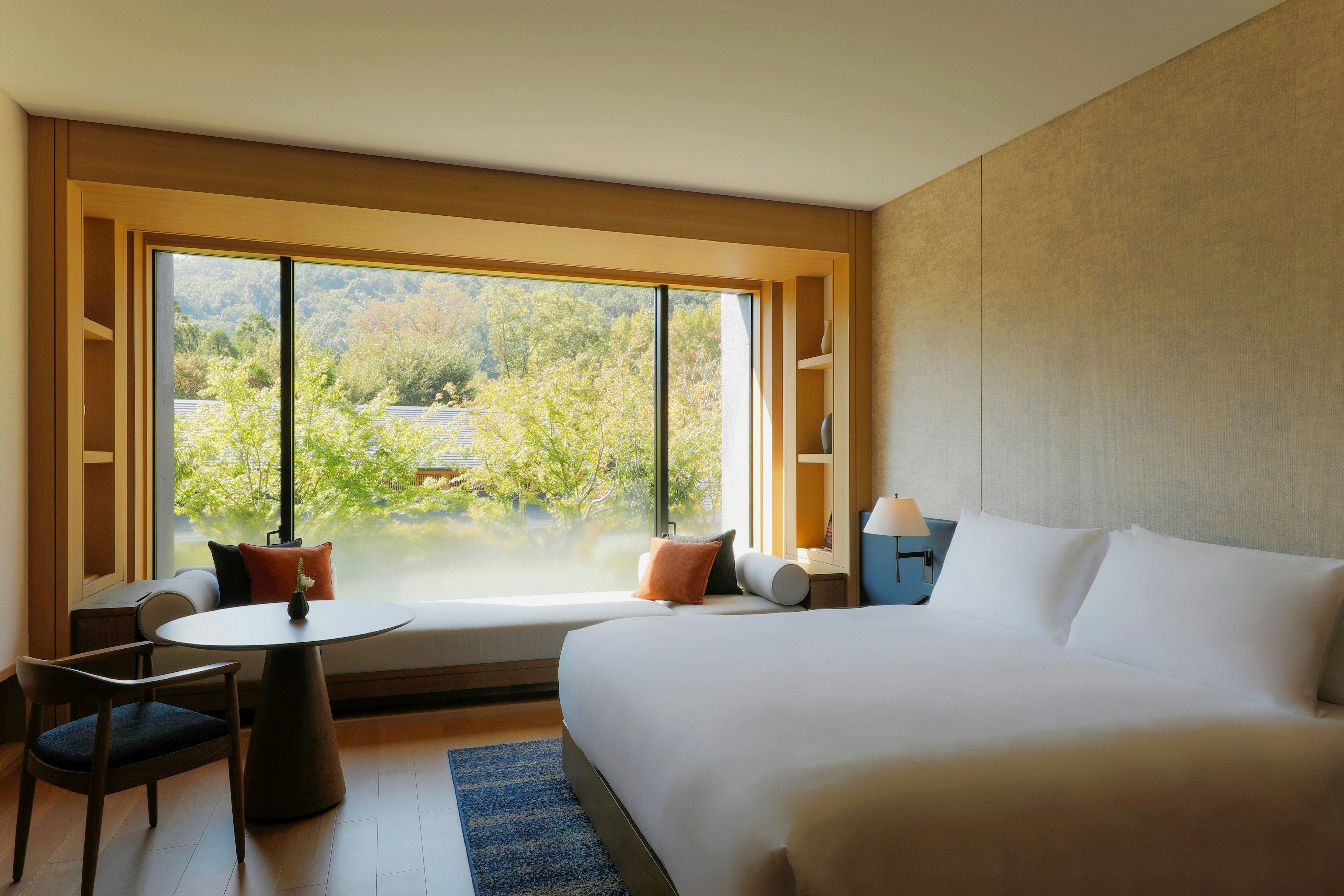 DELUXE, KING BED