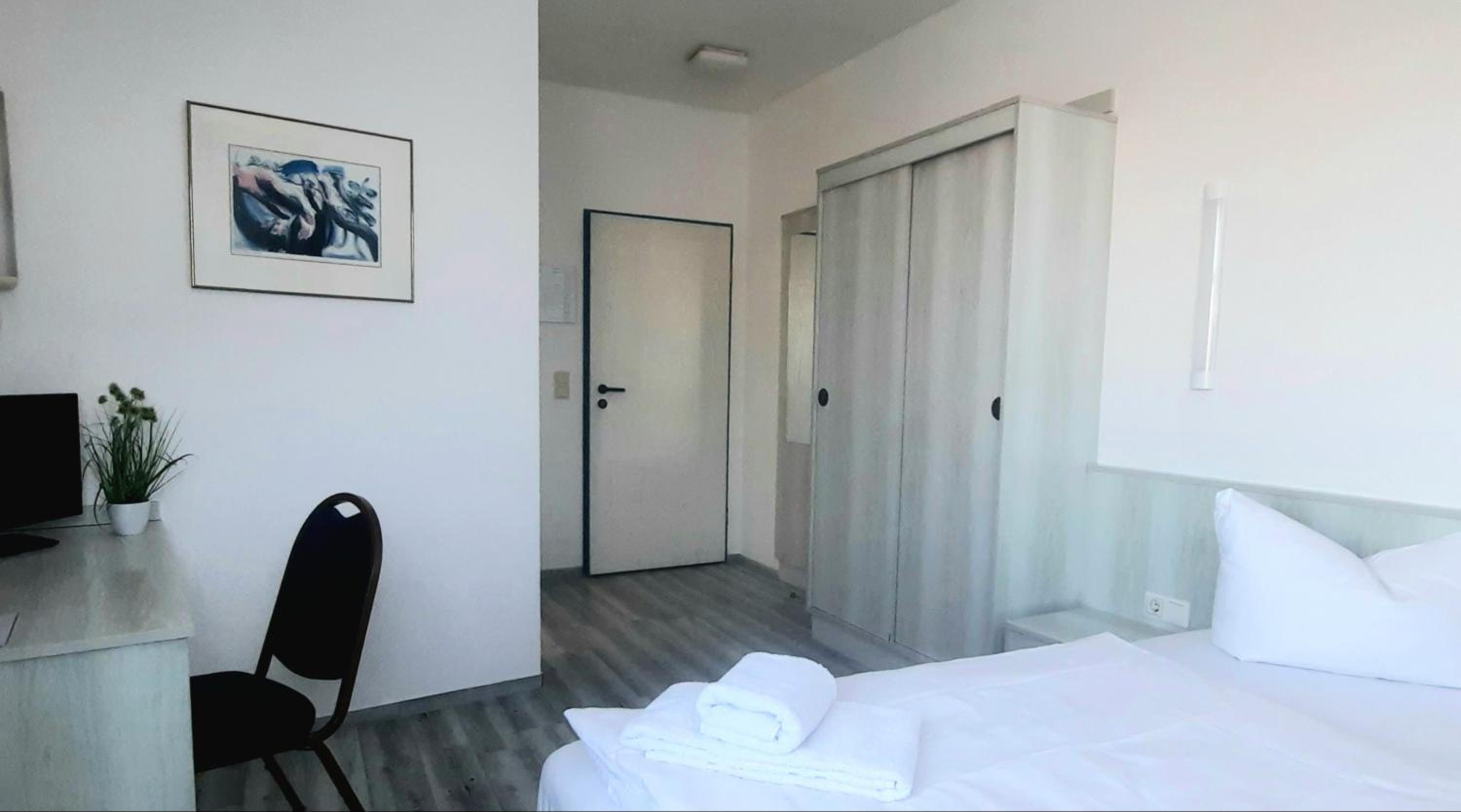 ROOM, SINGLE