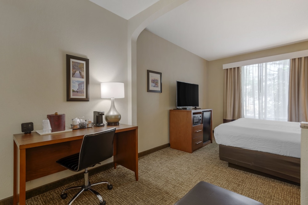 Comfort Suites Columbus State University Area 27/28