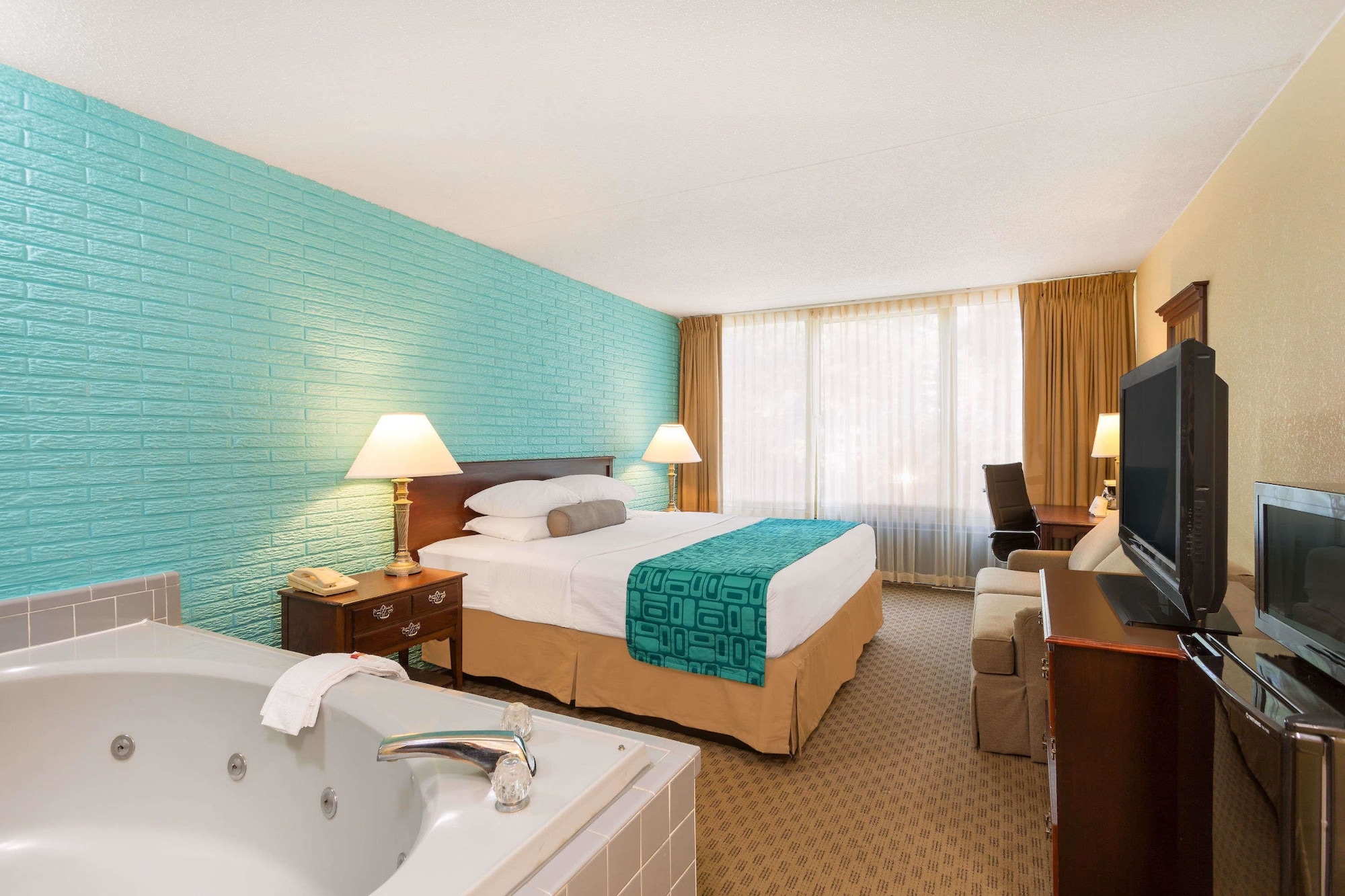 غرفة ديلوكس بسرير كينج للمدخنين، Howard Johnson By Wyndham Williamsburg 2/3