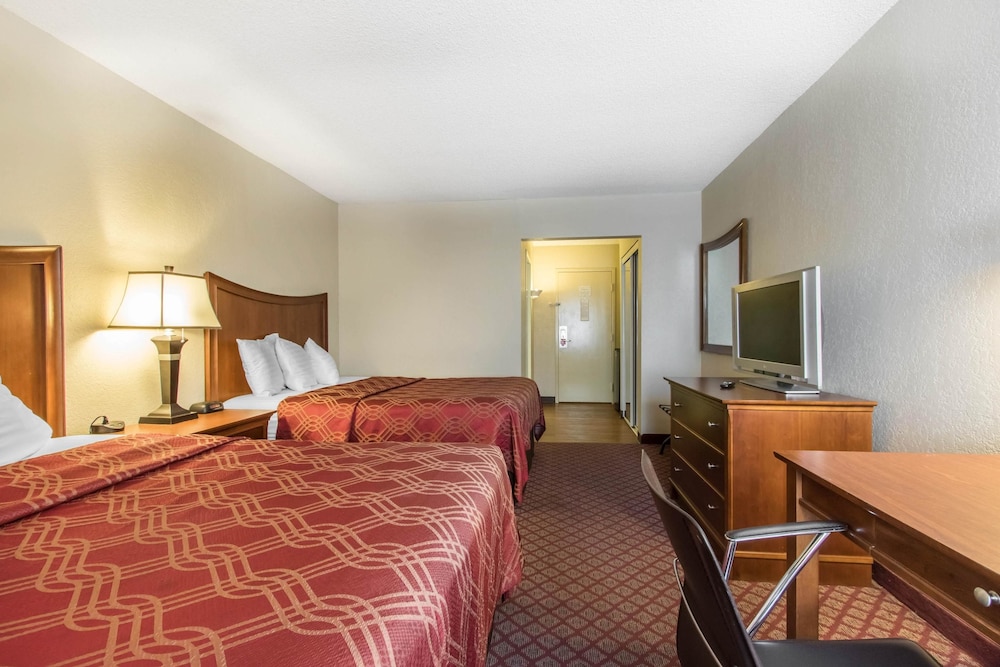 Econo Lodge Inn and Suites Joplin MO 14/42