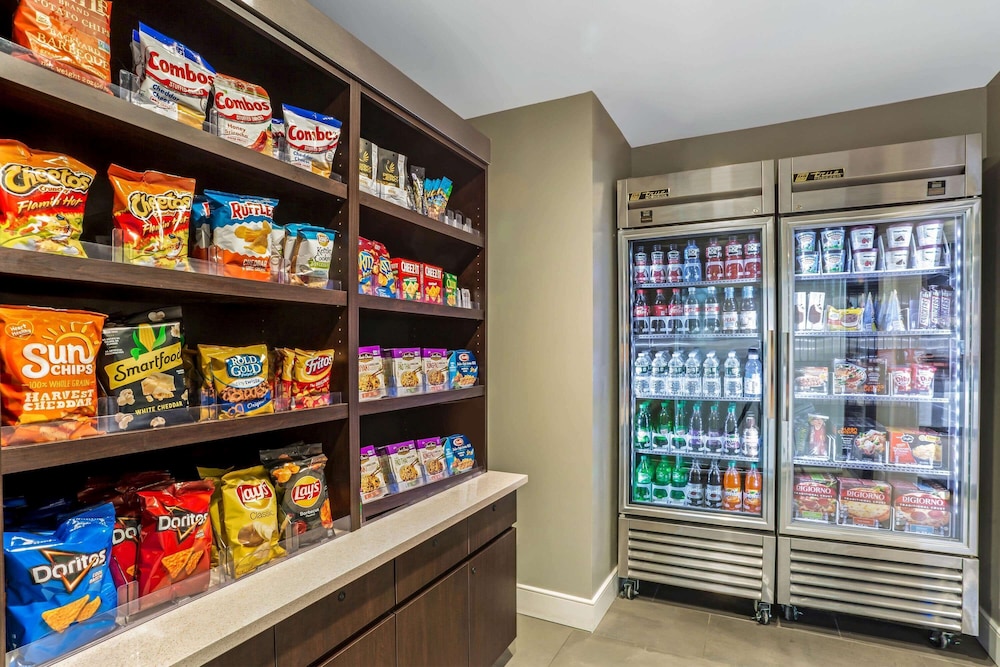 La Quinta Inn & Suites by Wyndham Hartford - Bradley Airport 38/47