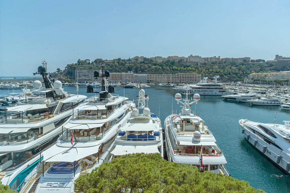 Port Palace Hotel 58/61