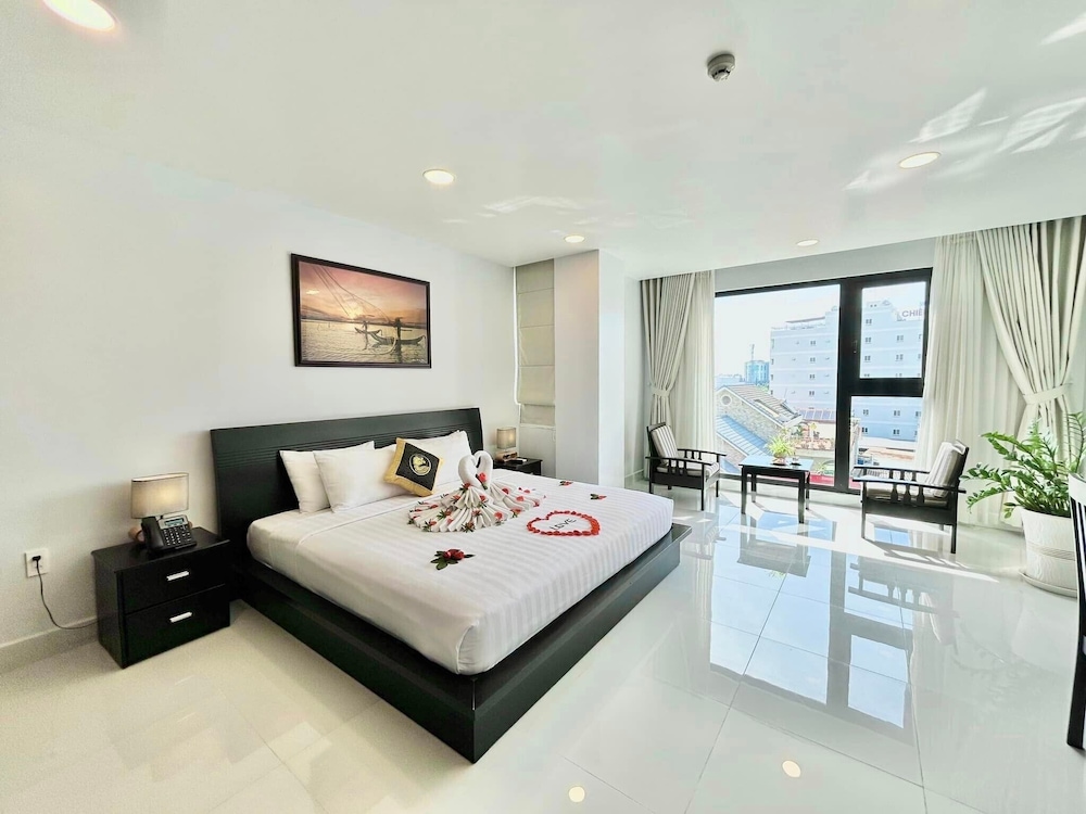 DELUXE, CITY VIEW