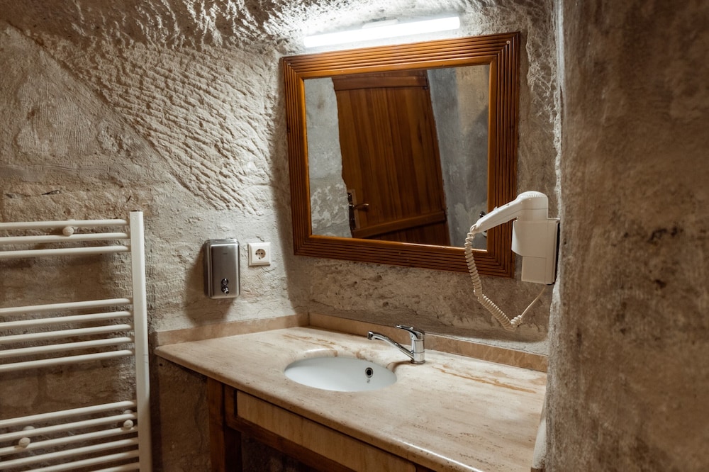 Amber Cave Suites 75/76