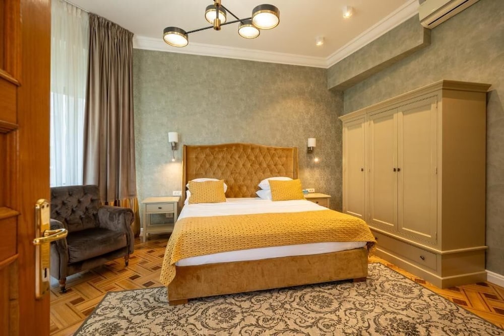 LUXURY, APARTMENT, KING BED, MOUNTAIN VIEW, SOFA