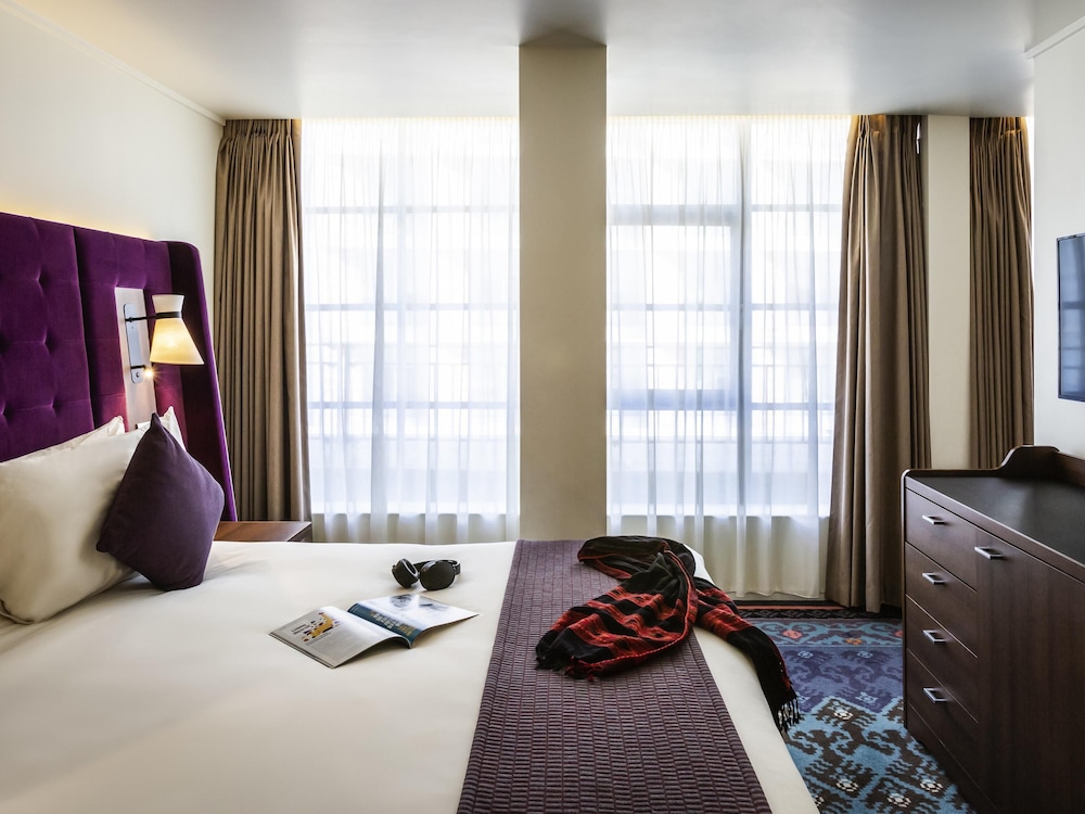 JUNIOR SUITE, KING BED, SOFA