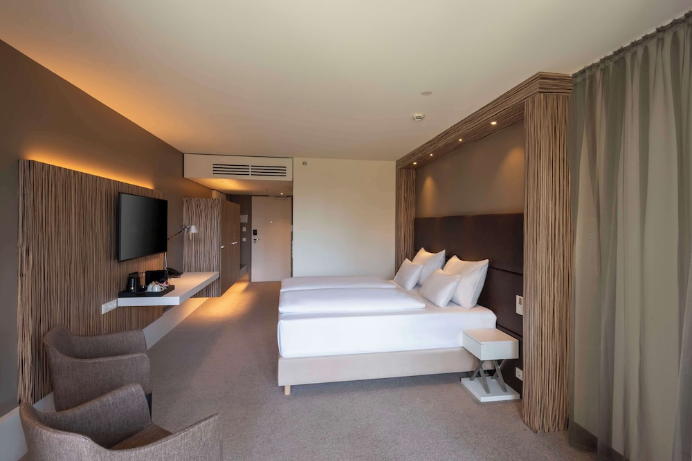 DELUXE, KING BED, BALCONY