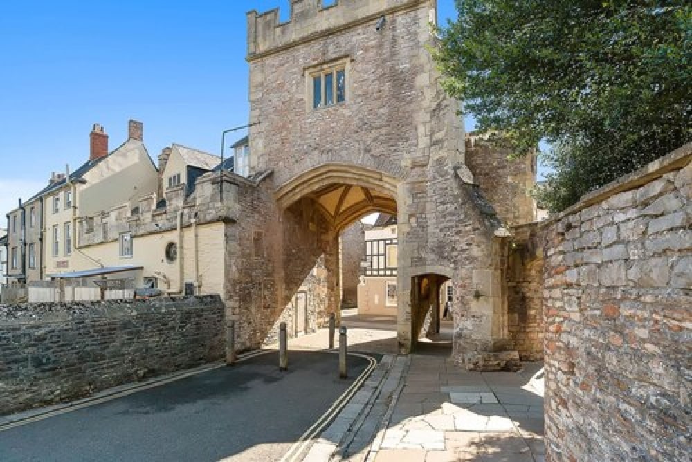 Ancient Gatehouse Hotel 32/50