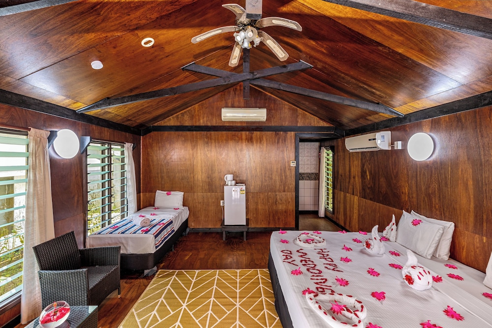 Deluxe, 1 King and 1 Single Beds, Pool Side