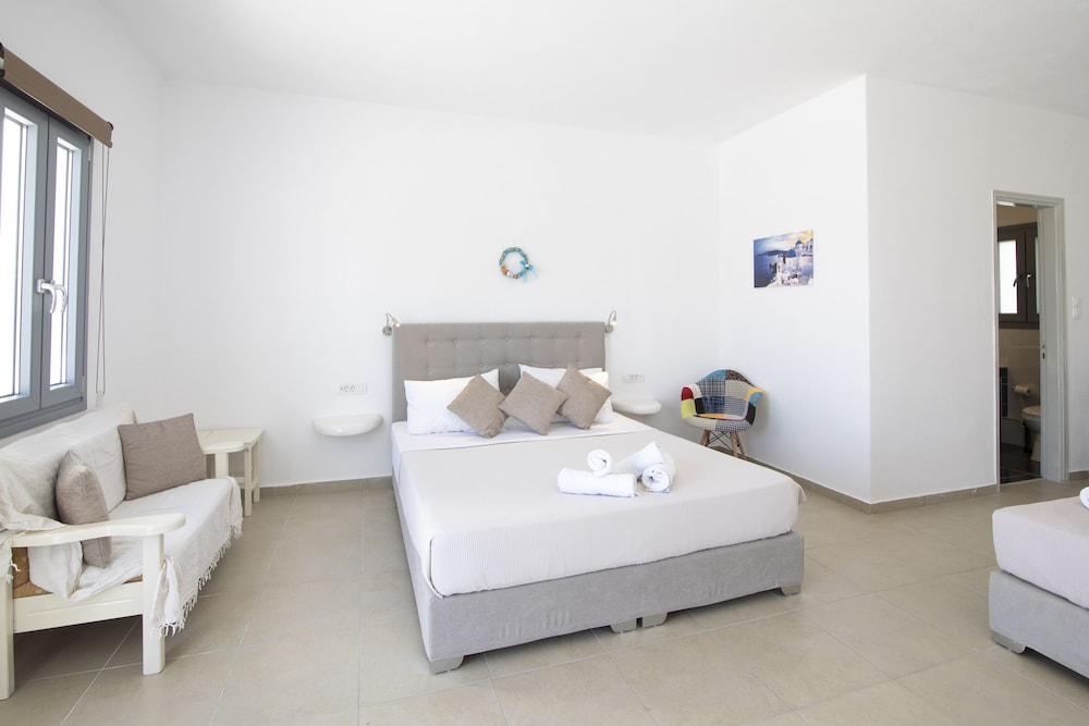 Thira S Dolphin Hotel 10/72