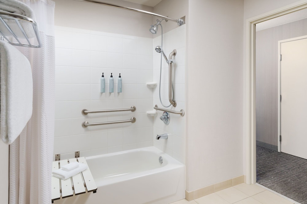 غرفة بسرير كينج مع أريكة لذوي الإعاقة، Courtyard by Marriott Roseville Galleria Mall/Creekside Ridge Drive 5/6