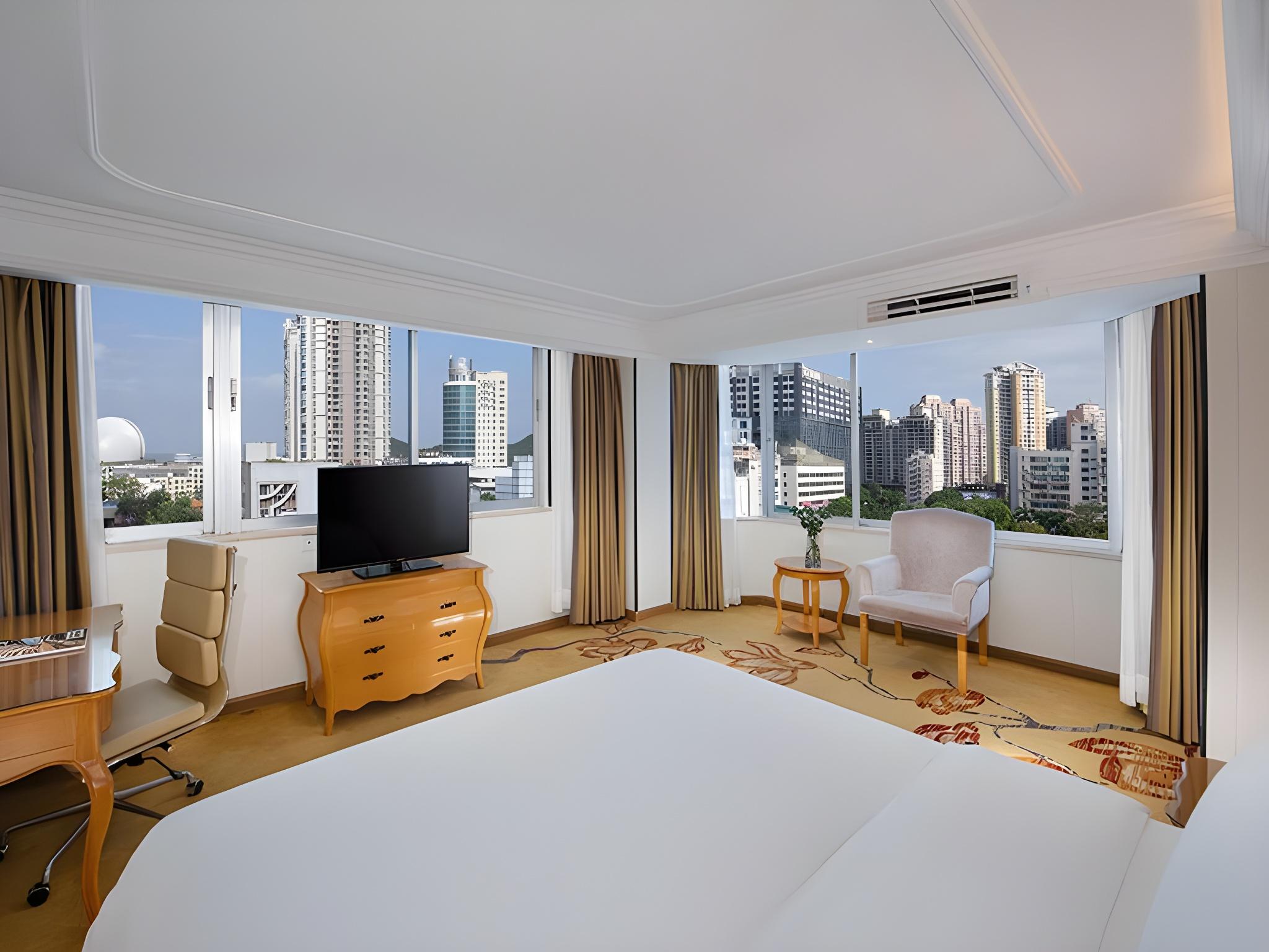 DELUXE, SUITE