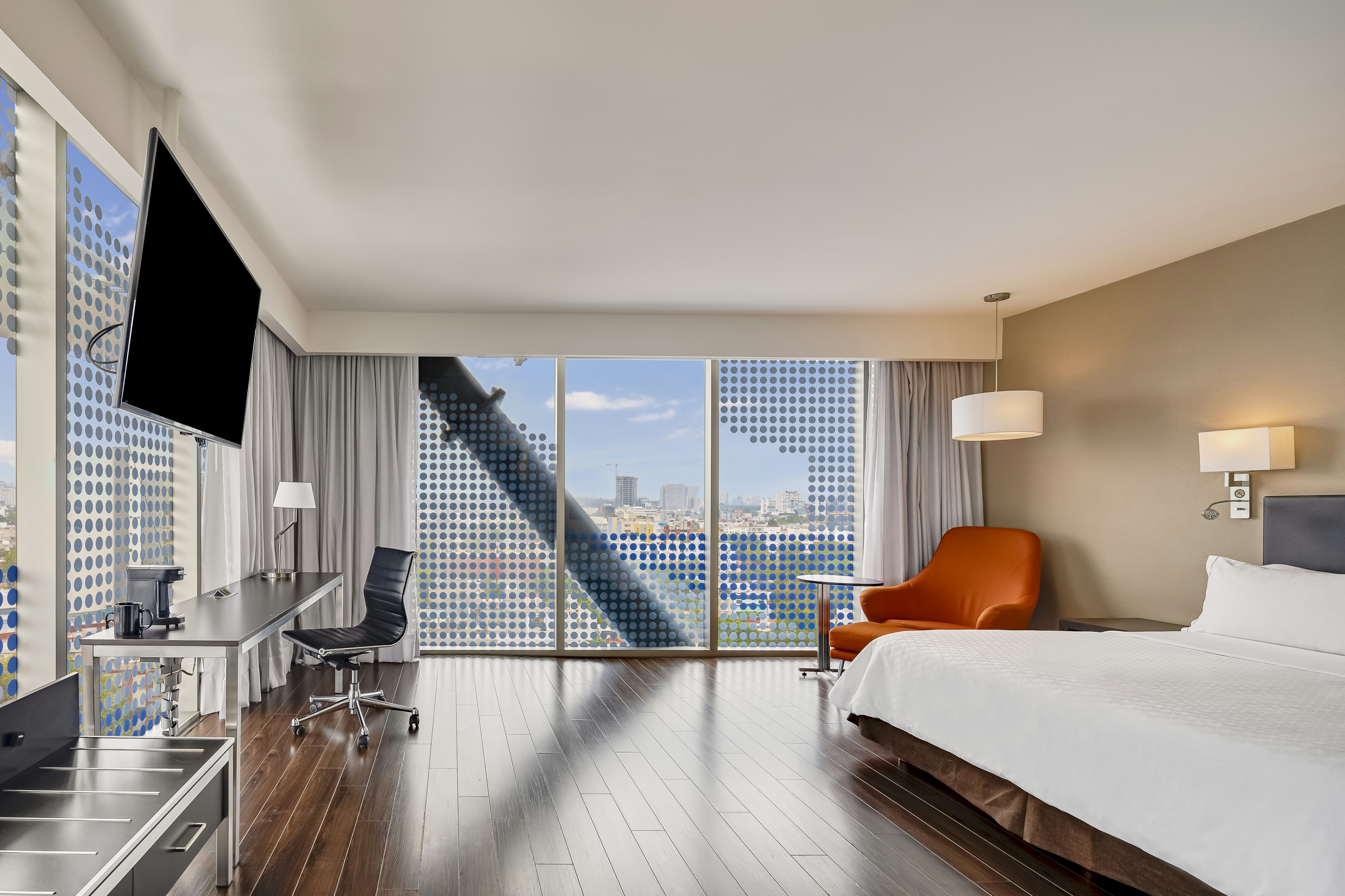 DELUXE, KING BED