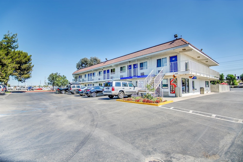 Motel6 Stockton, CA - Charter Way West 24/32