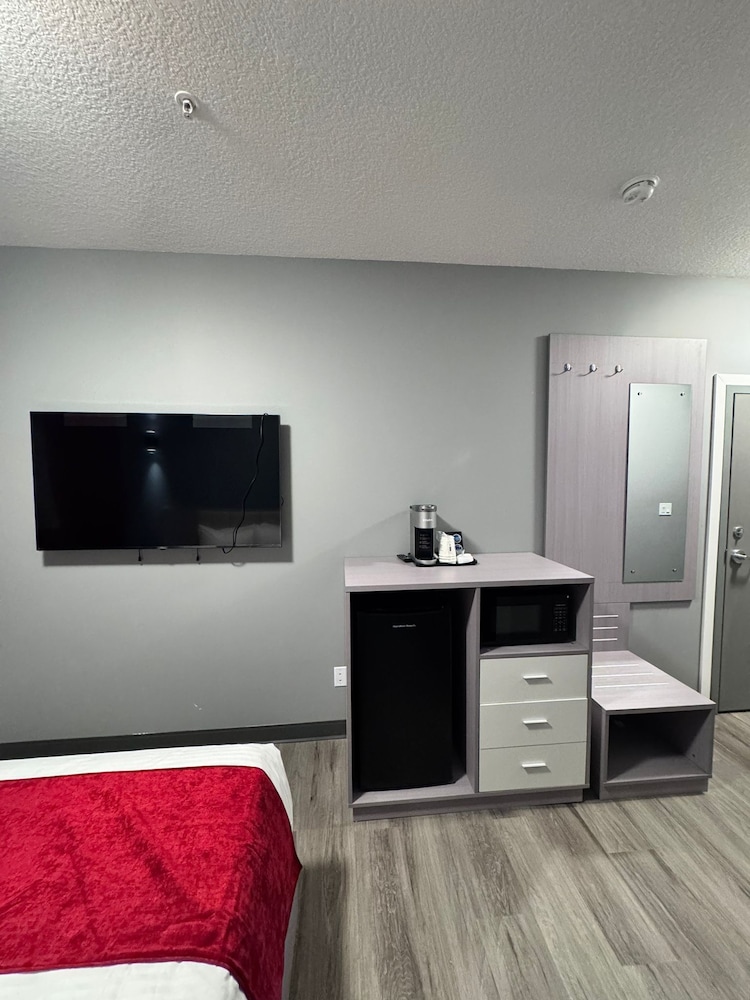 Ramada by Wyndham West Edmonton Hotel & Suites 36/45