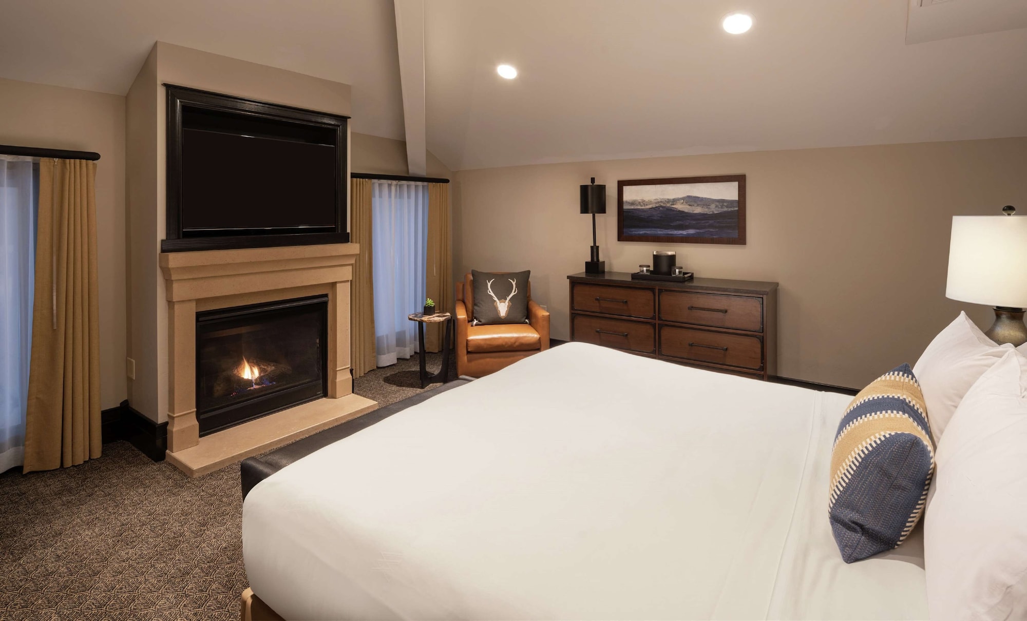 3 Bedrooms, Bi Level, Suite, 3 King Beds, Sofa