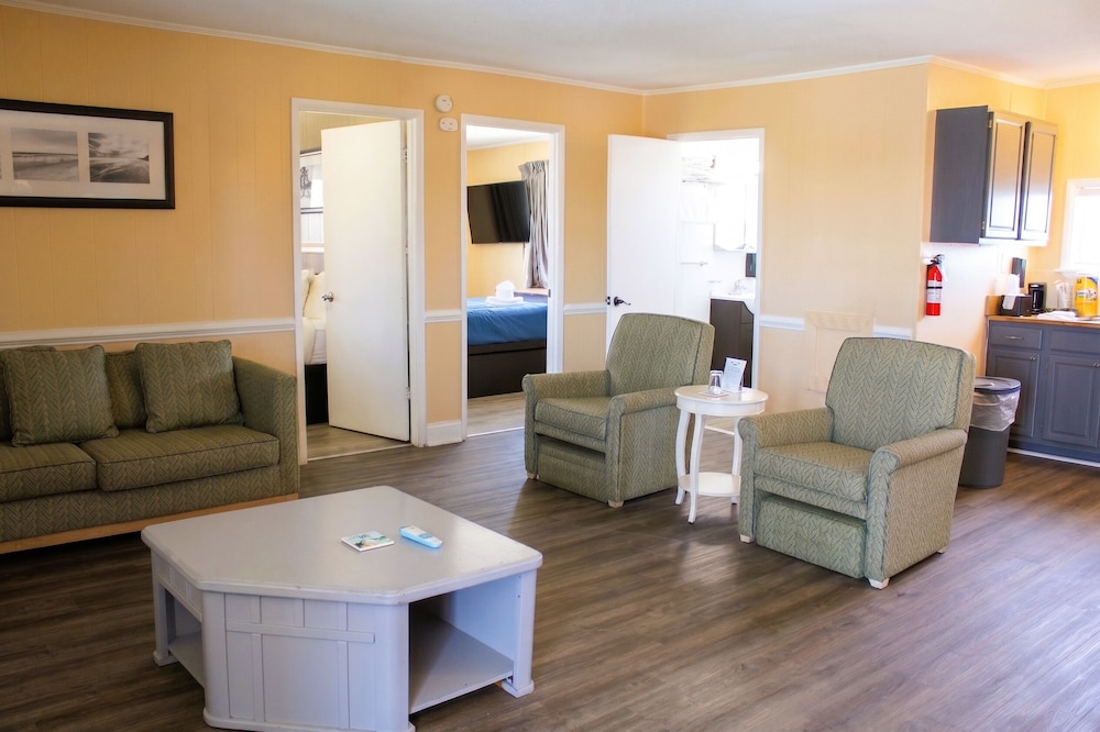 Colonial Inn Motel 53/77