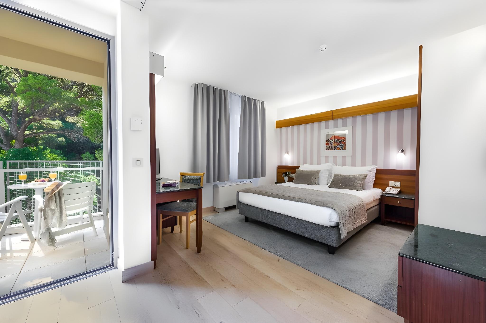 Room, Balcony