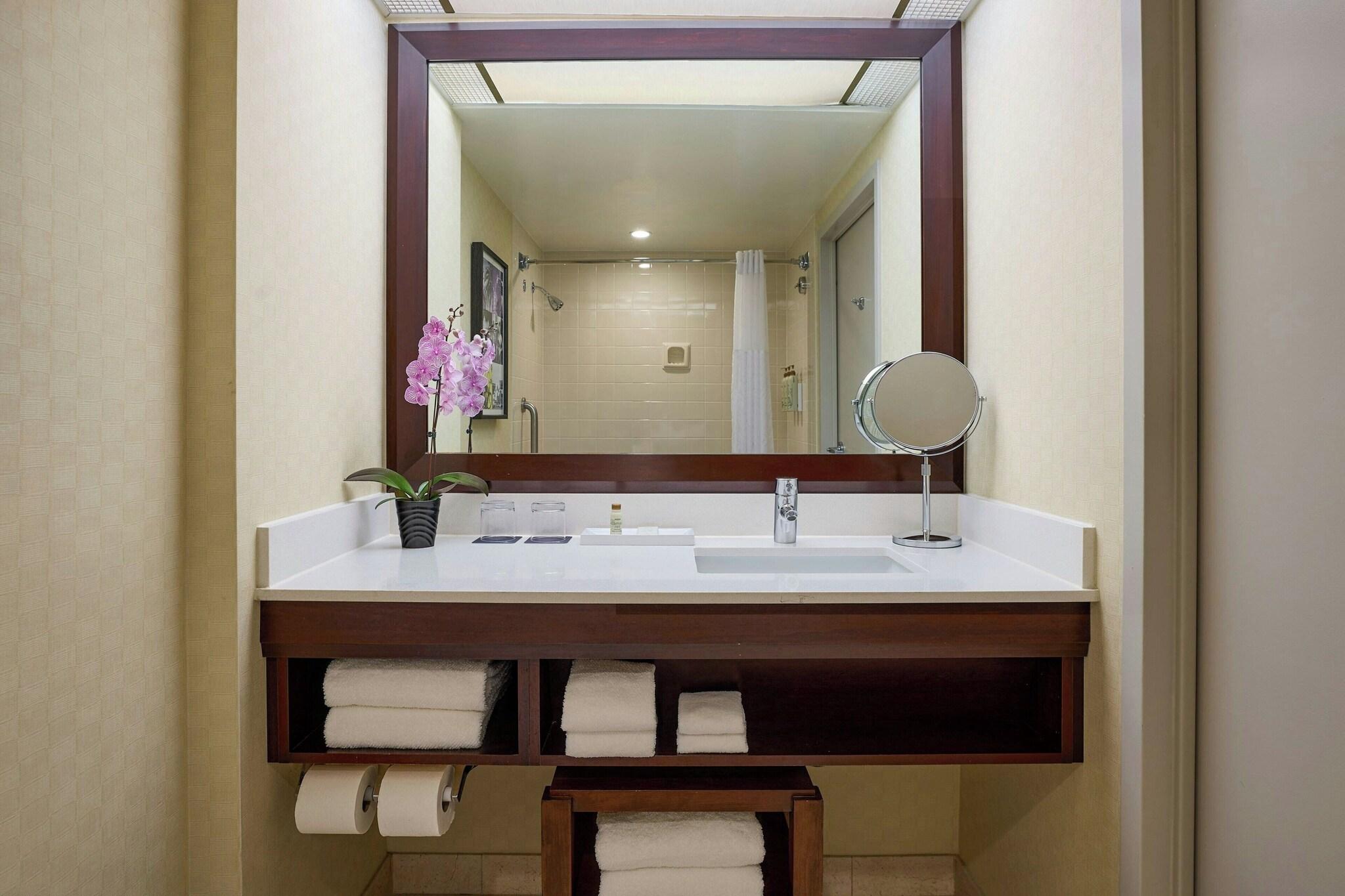 Executive, Suite, King Bed, Renaissance Los Angeles Airport Hotel 2/2