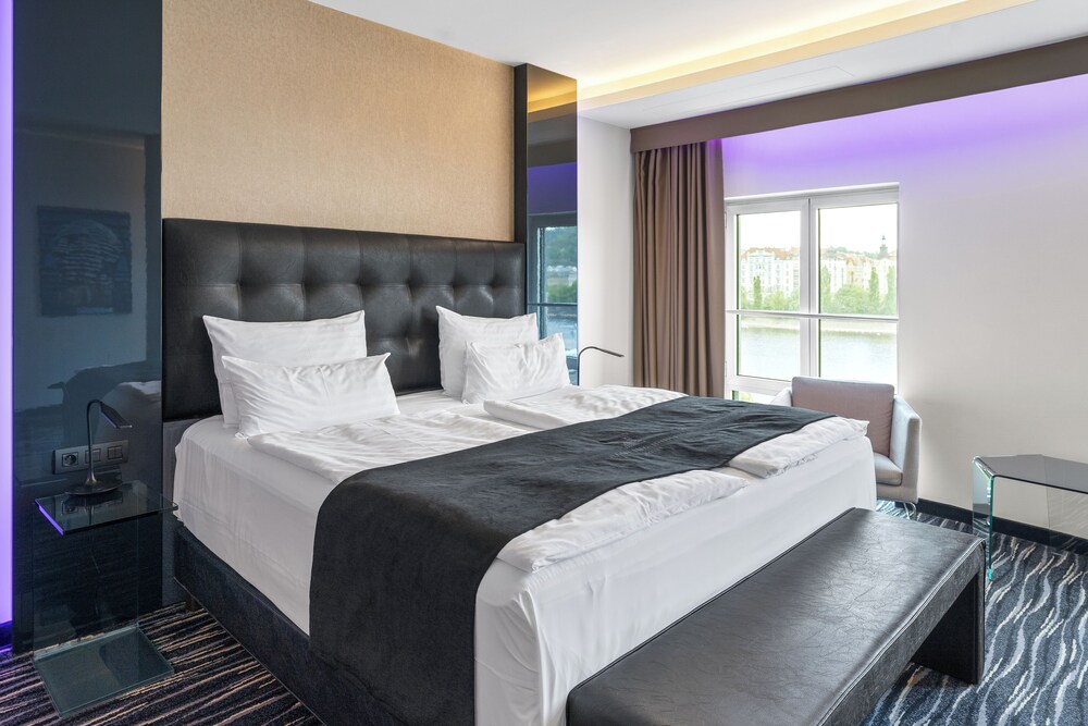 DELUXE, DOUBLE OR TWIN BED, CITY VIEW