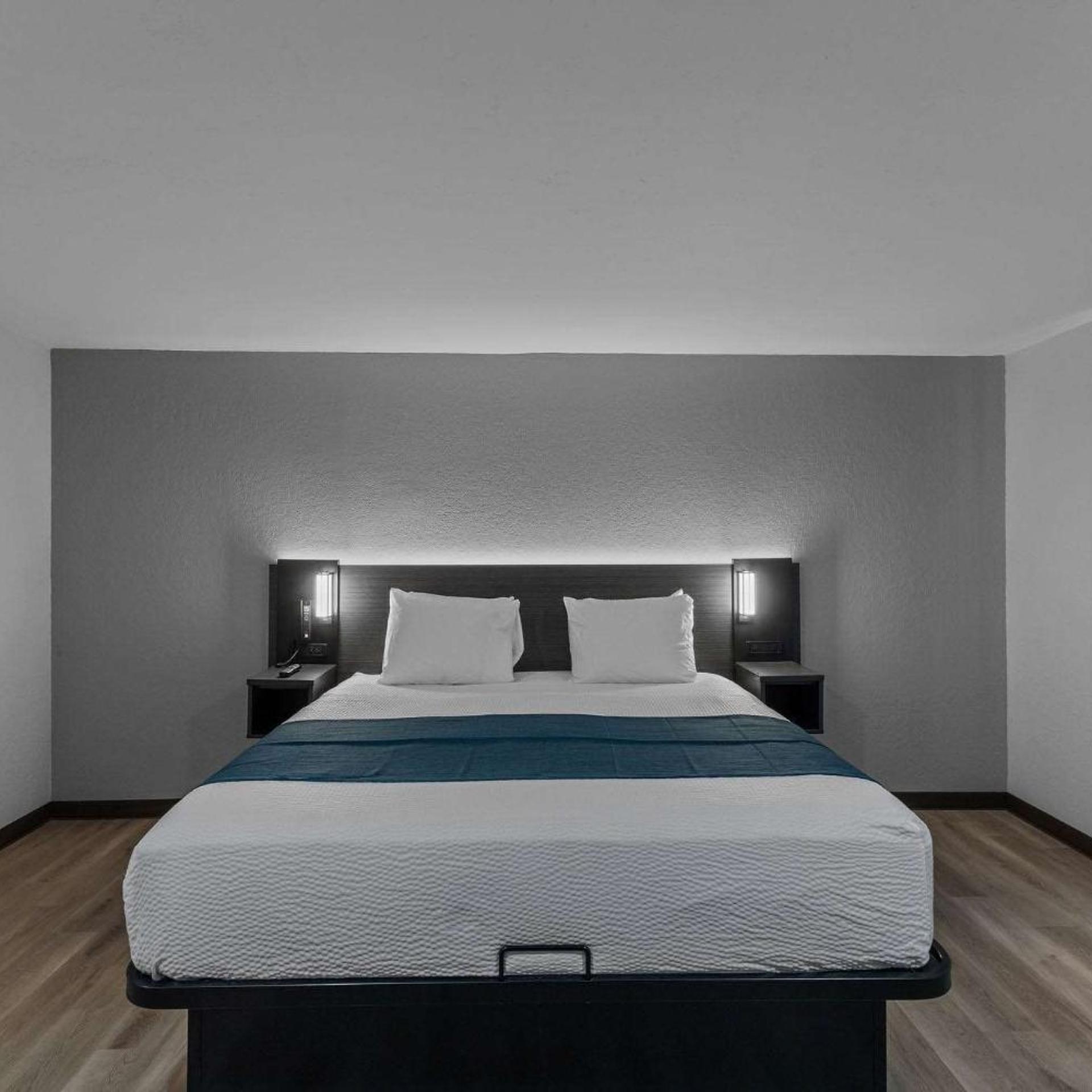 1 King Bed - Non-Smoking, Micfridge