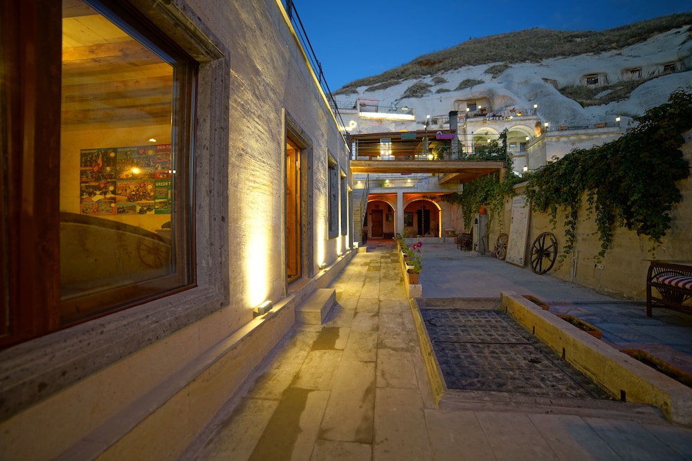 Mysterious Cave Suites 4/50