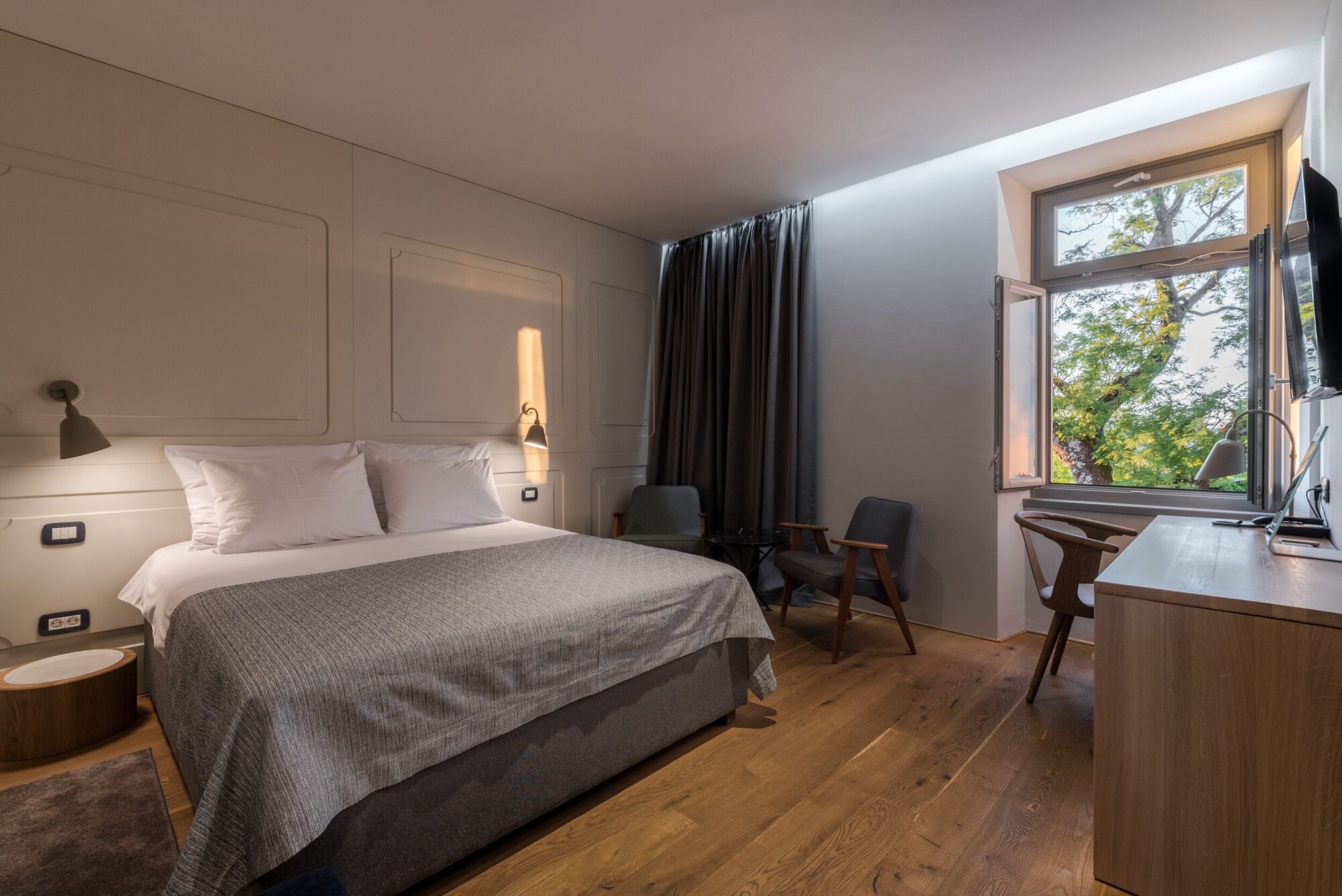 STANDARD, QUEEN BED