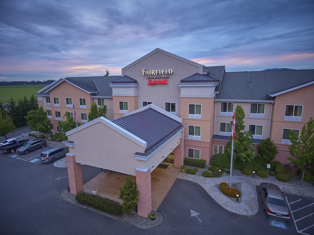 Fairfield Inn Suites By Marriott Burlington 7/32