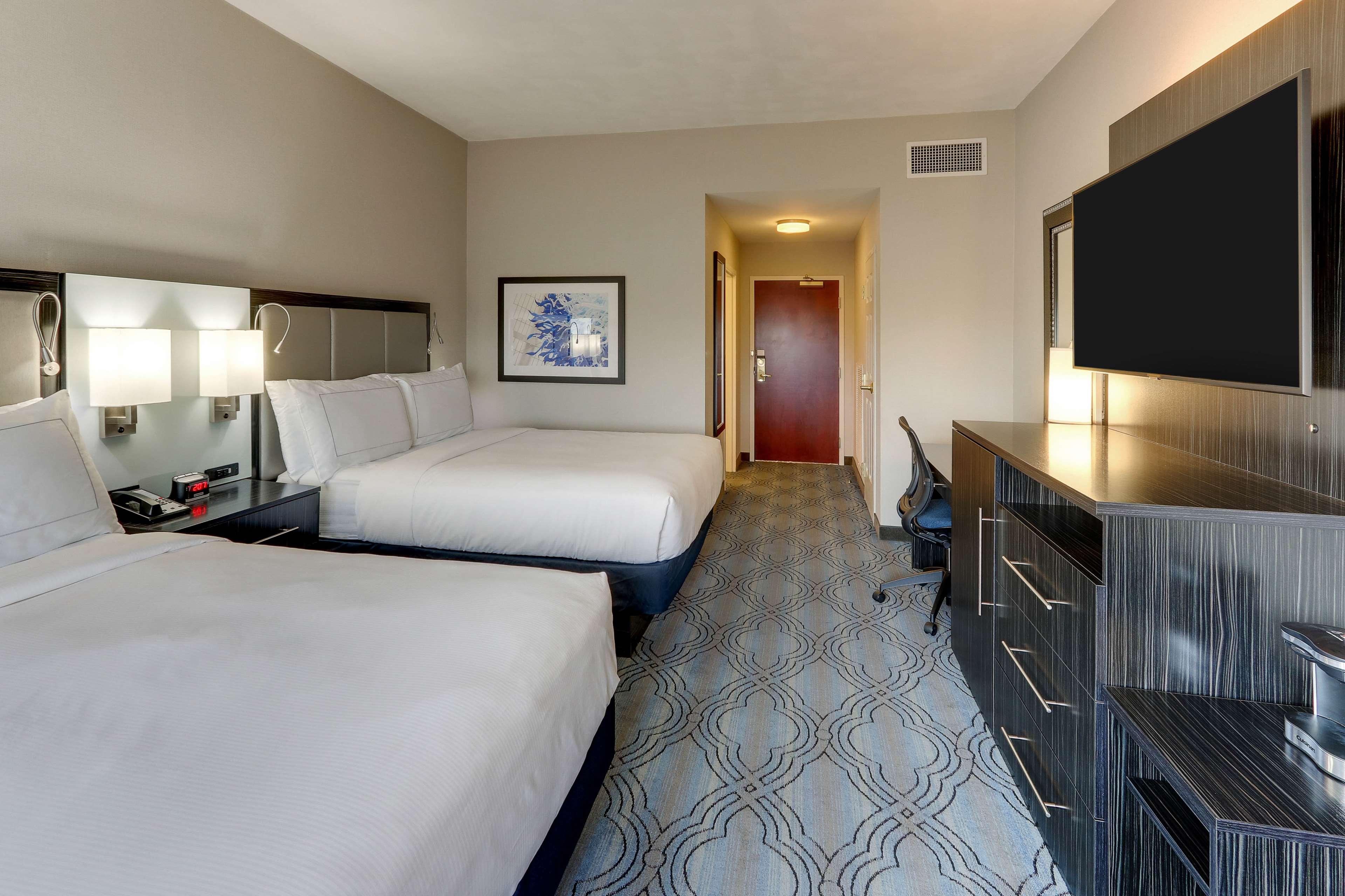 Central, 2 Queen Beds, End View