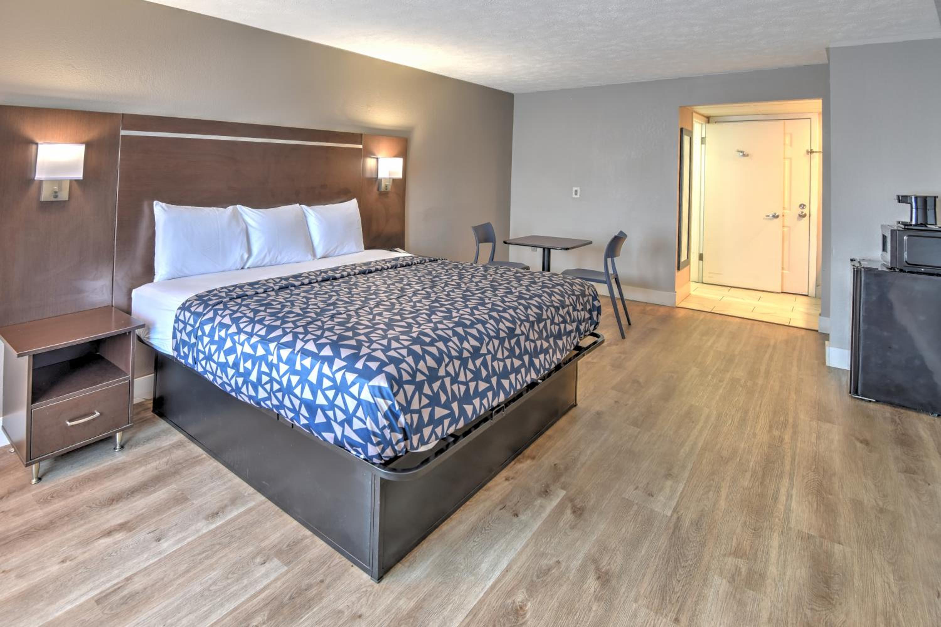 Room, King Bed, River View, Exterior Entrance