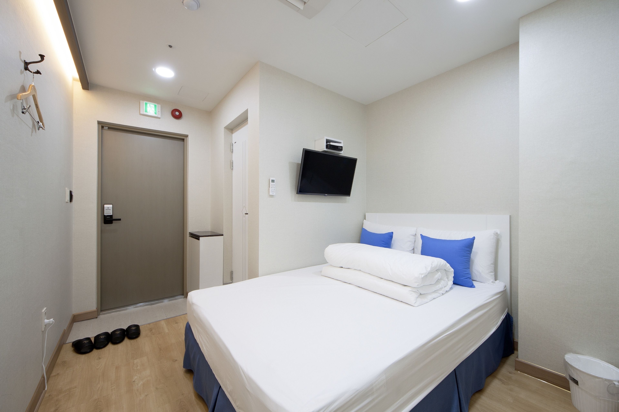 ROOM, DOUBLE BED