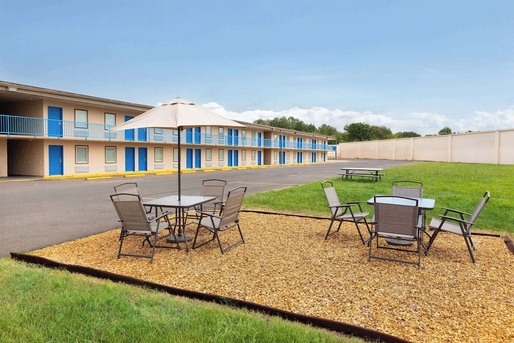 Super 8 by Wyndham Paducah I-24 Exit 4 55/60
