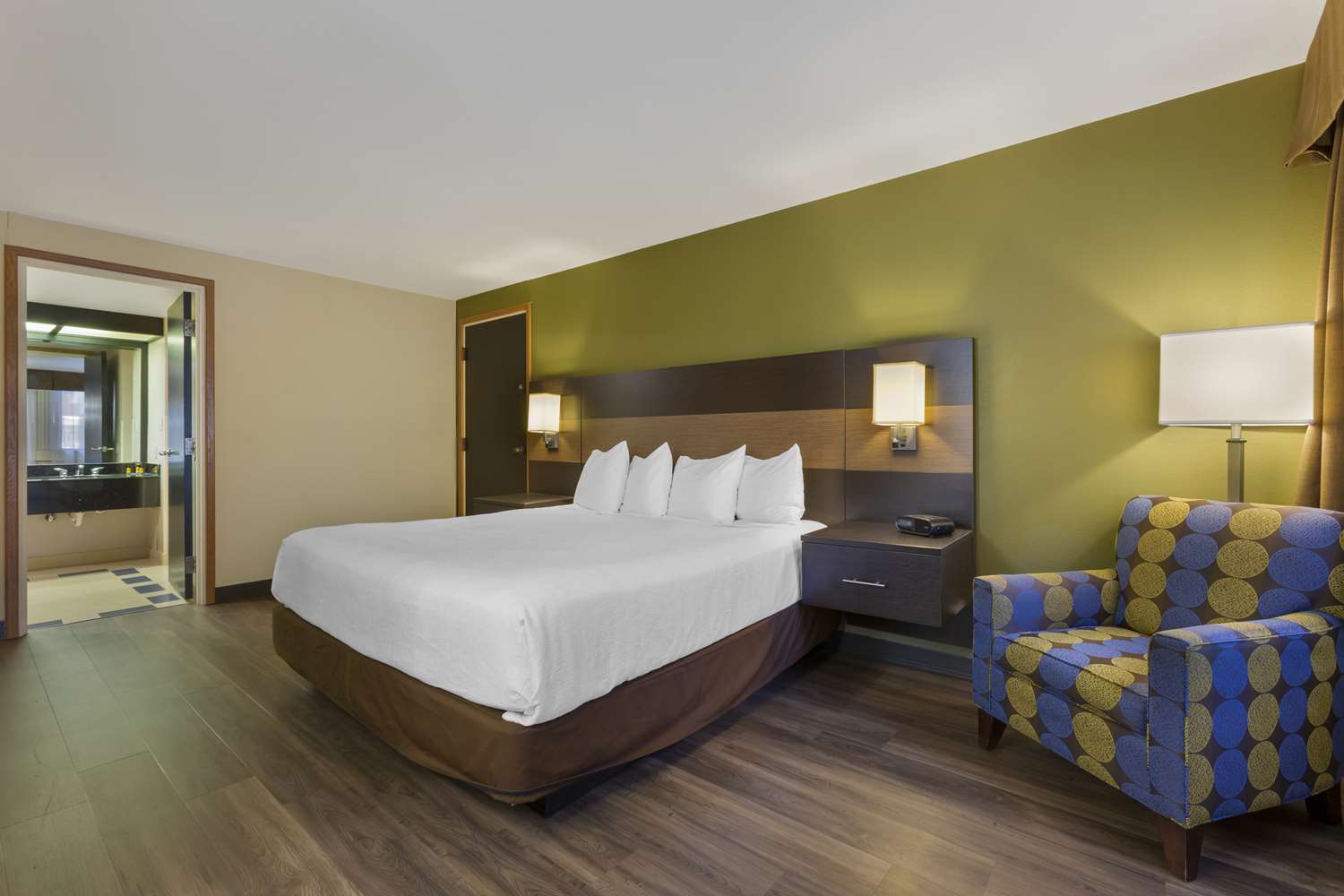 Suite, King Bed, Pool Side, Sofa, Bathtub