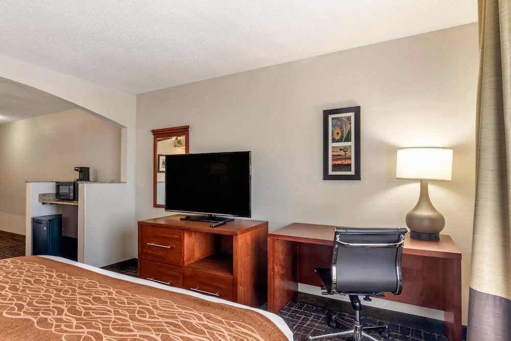 Comfort Inn and Suites Lees Summit Kansas City 37/50