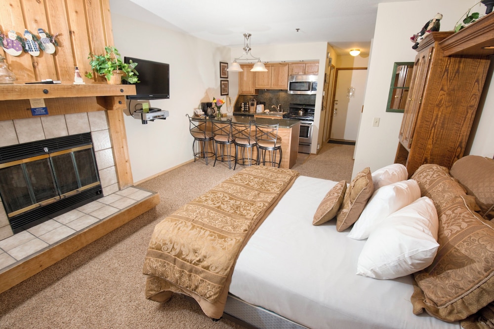 Studio, Queen Bed, Meadows Area