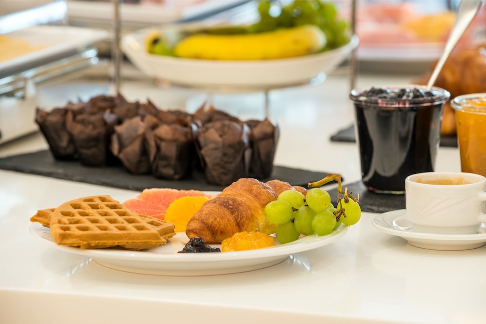 Hampton By Hilton Warsaw Airport 18/30