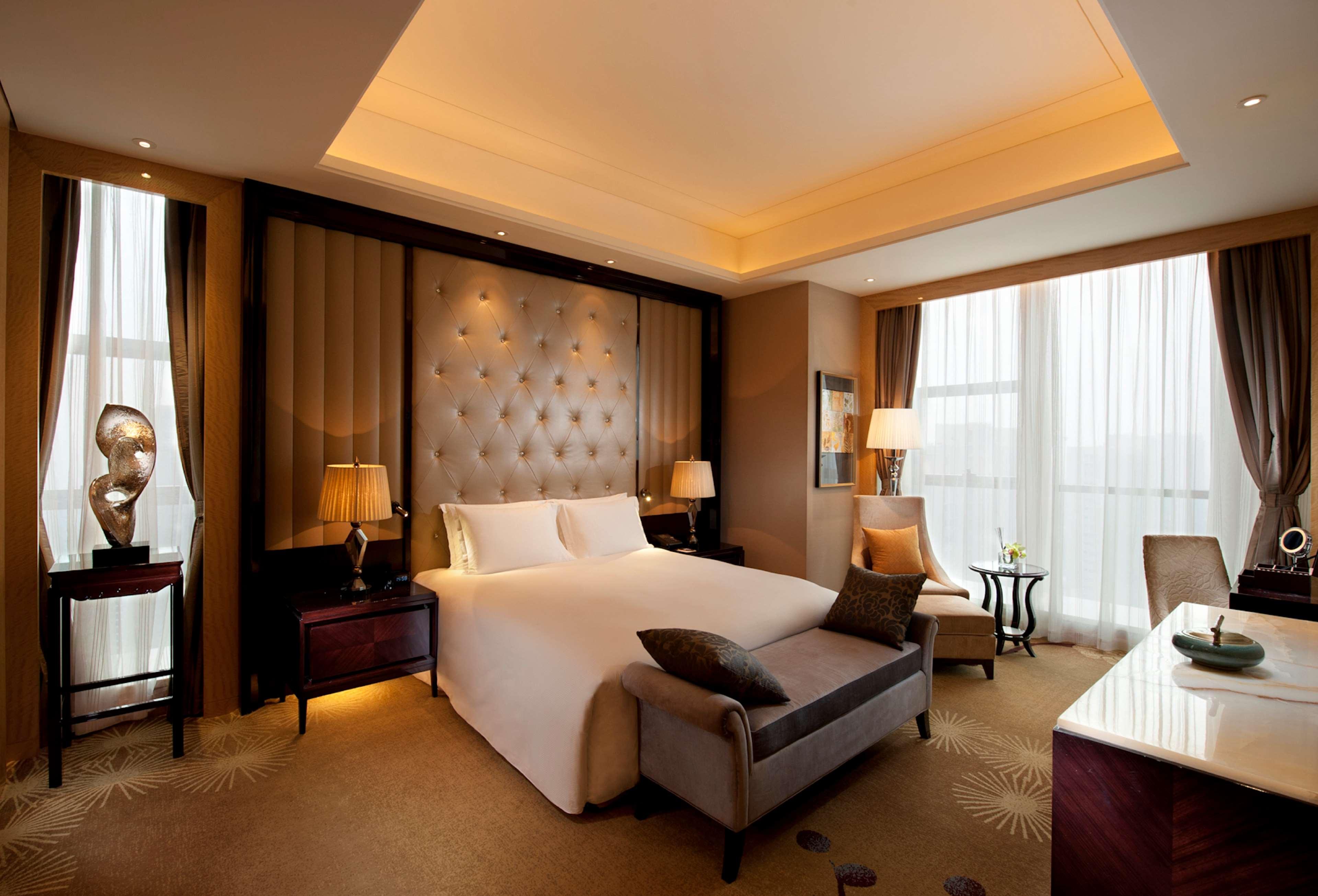 AMBASSADOR, SUITE, KING BED, LOUNGE ACCESS