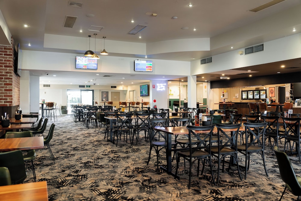 Metropolitan Hotel Mackay 23/35