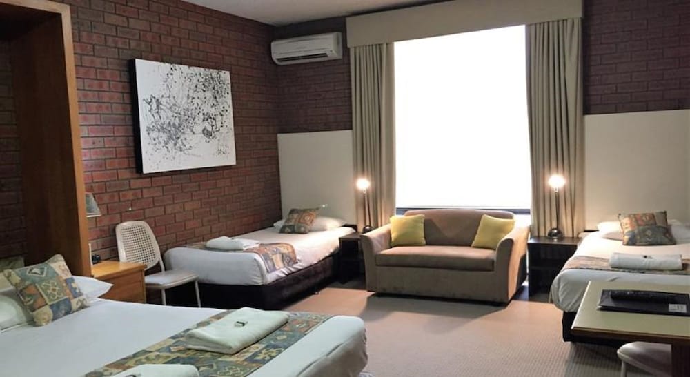 Sovereign Park Motor Inn 32/37