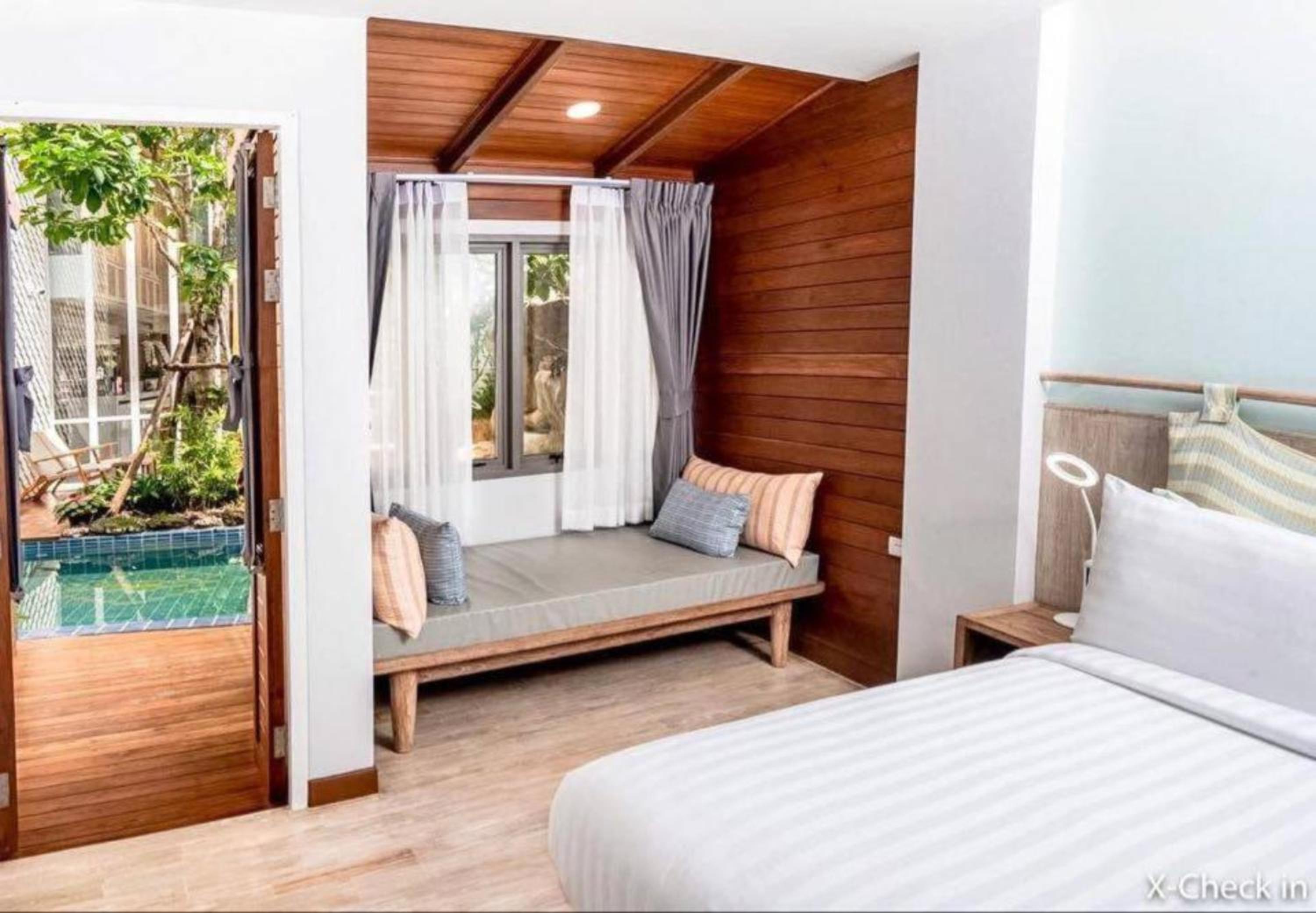 Deluxe, Double or Twin Bed, Pool Access 6/8