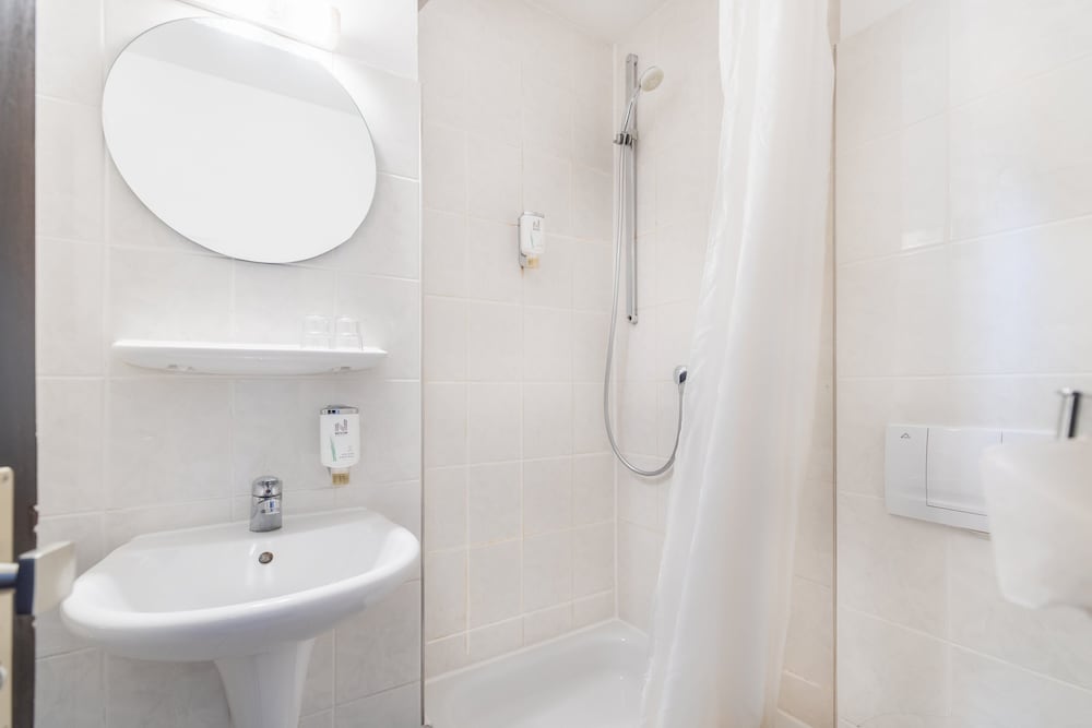 غرفة كلاسيكية مفردة بسرير كوين، Hotel Leonet 2/2