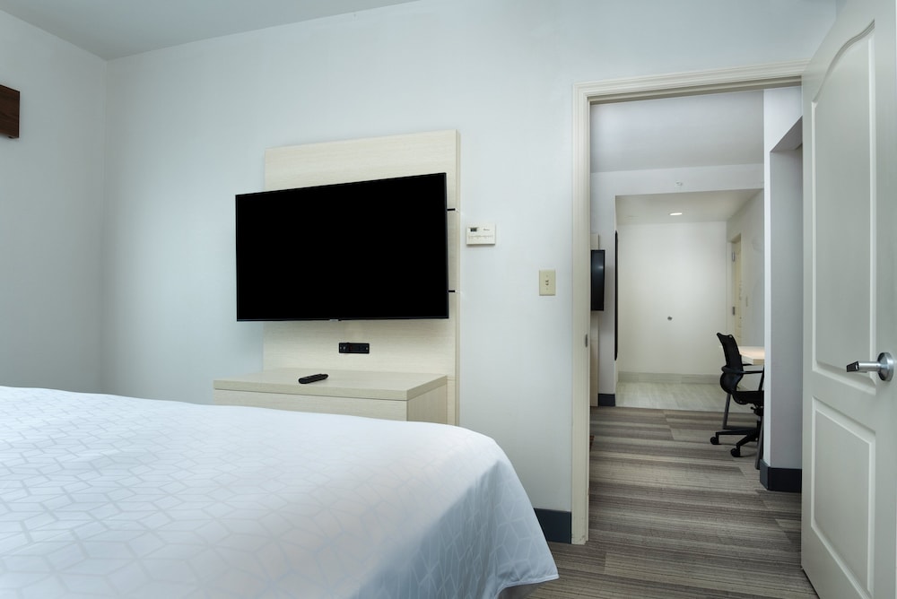 Holiday Inn Express and Suites Orlando - International Drive 20/79
