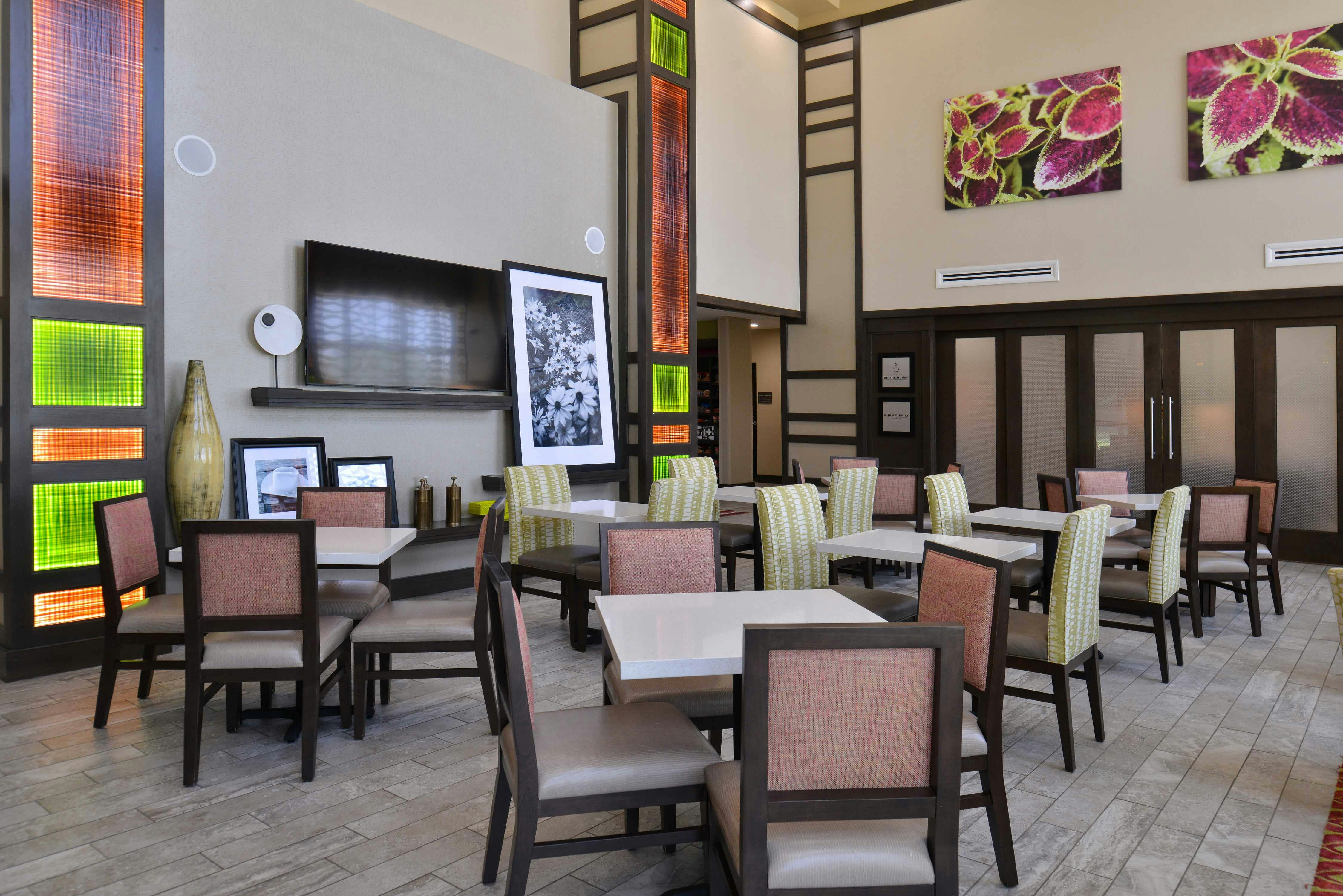 Hampton Inn Suites Dallas Market Center 58/75
