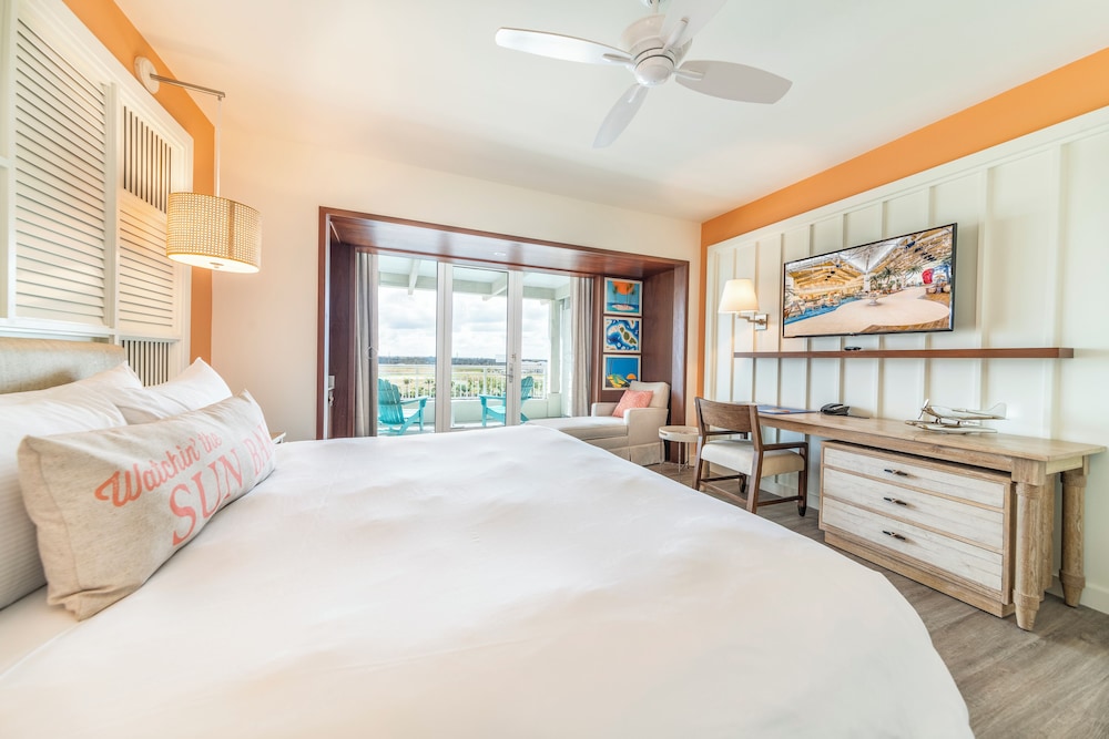 PREMIUM, KING BED, POOL VIEW